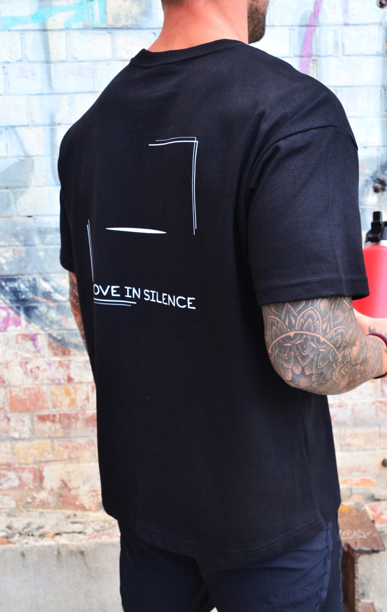 Oversized Tee 'MOVE in SILENCE' - Black - Image 5
