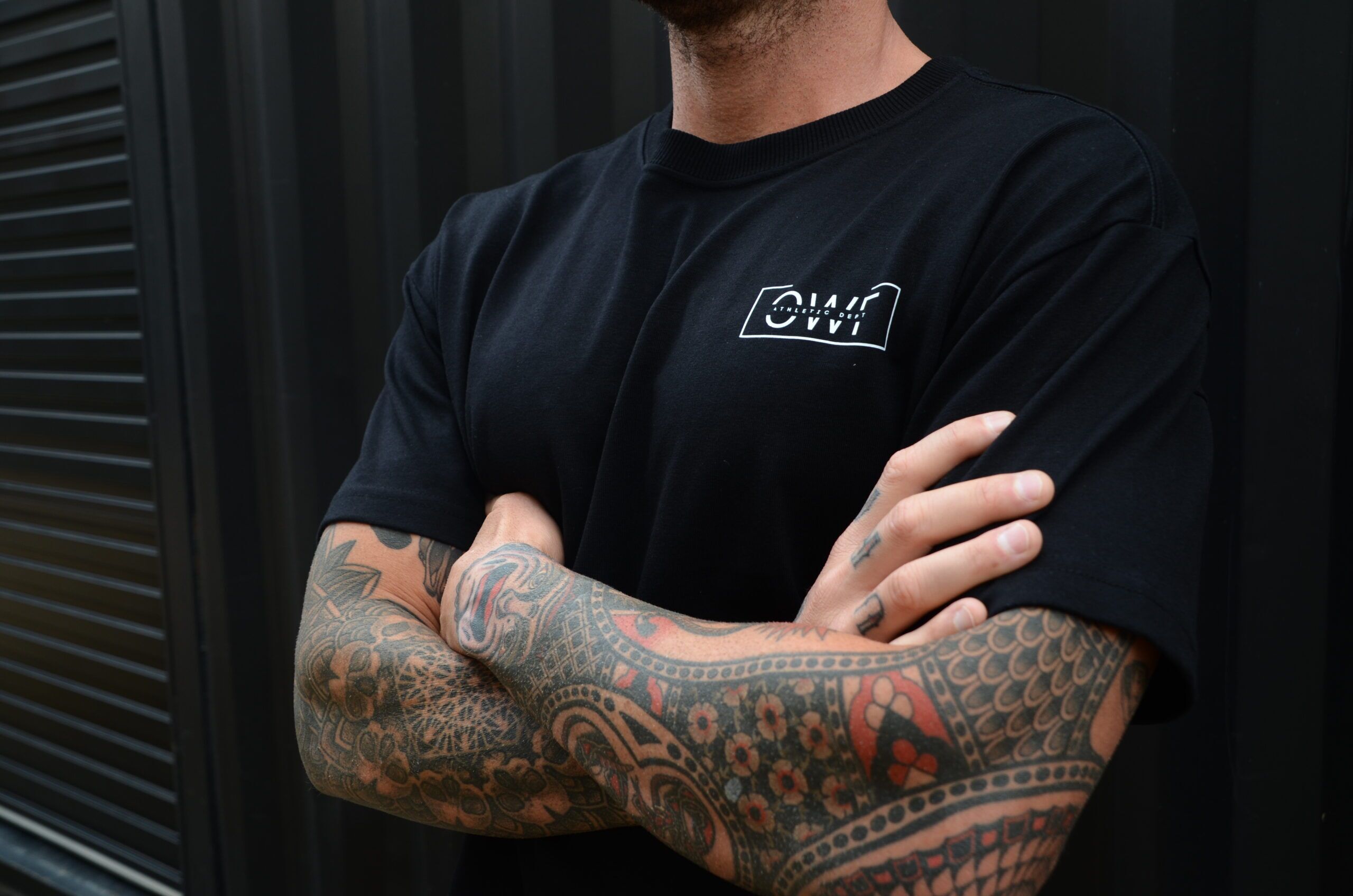 Oversized Tee 'MOVE in SILENCE' - Black - Image 4